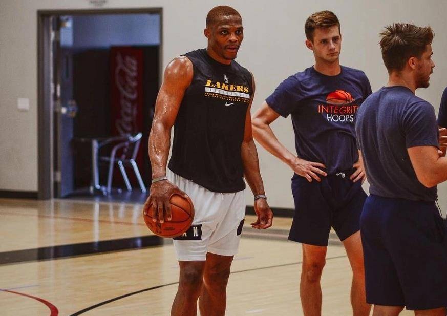 社会规则紧 社会规则紧